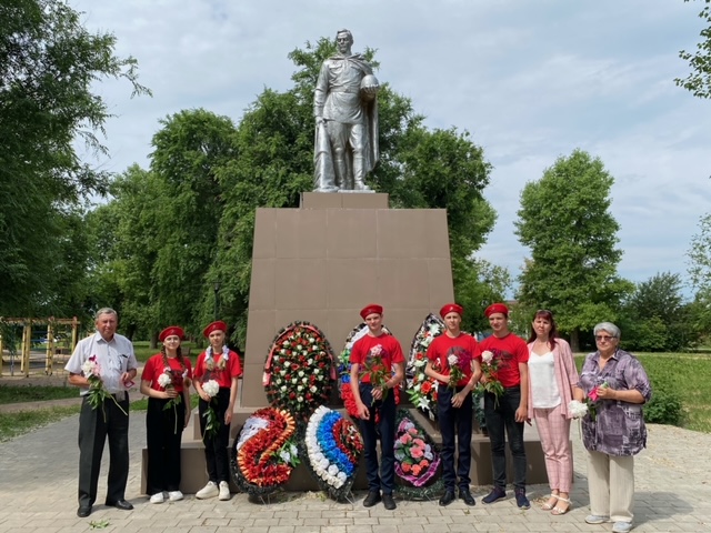 9 июня 2023 года районной ветеранской организацией совместно с юнармейцами отряда «Возрождение» МКОУ «Каширская СОШ» было организовано мероприятие по сбору земли с братских могил села Каширское.